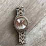 Женские часы Michael Kors качественные реплика. Брендовые наручные часы с камнями золотистые серебристые Розовый с серебром